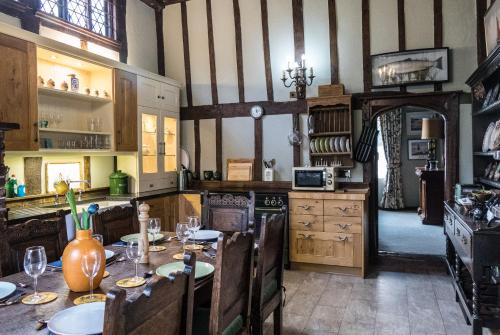 A restaurant or other place to eat at Taylour House 