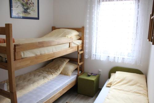 dwa łóżka piętrowe w pokoju z oknem w obiekcie Apartments Center Sarajevo w Sarajewie