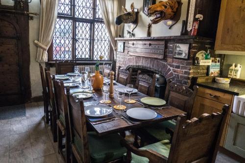 A restaurant or other place to eat at Taylour House 