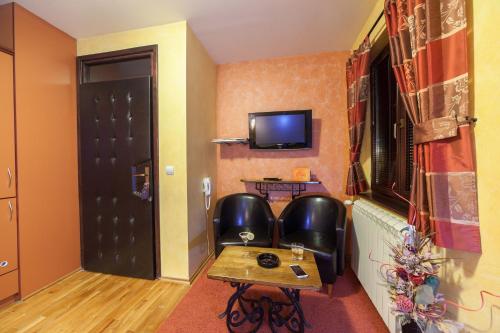 TV a/nebo společenská místnost v ubytování Guest House Vila Bajka