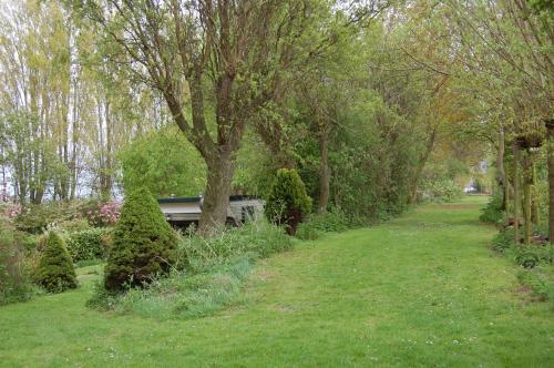 a path in a park with trees and grass at Vakantieverblijf op een uniek landgoed bij zee in Kamperland
