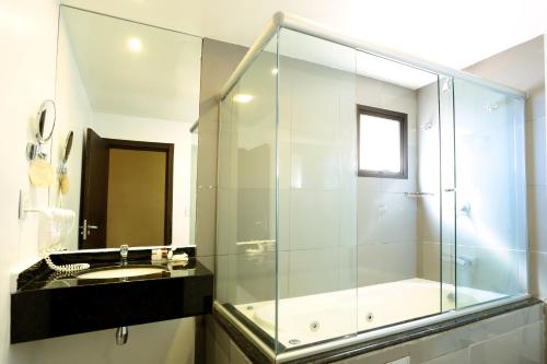 Ванная комната в Oasis Tower Hotel