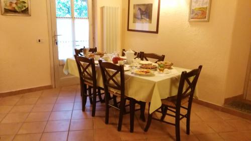 une salle à manger avec une table sur laquelle est dressée de la nourriture dans l'établissement Country House La Scortica, à Beverino