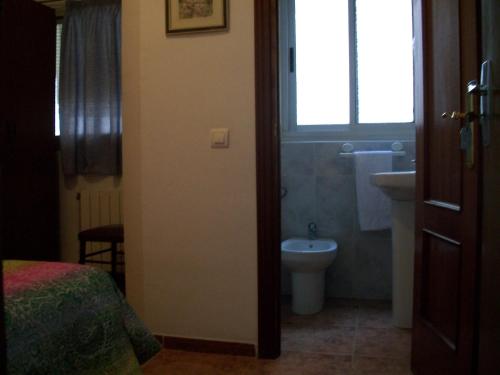 GraenaにあるPension Mariのバスルーム(ベッド1台、洗面台、トイレ付)