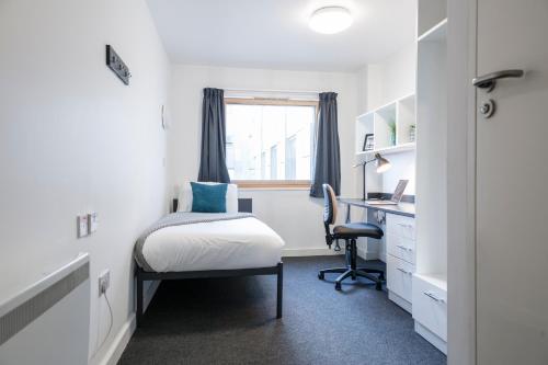 Postel nebo postele na pokoji v ubytování For Students Only Fitzroy Court in Luton