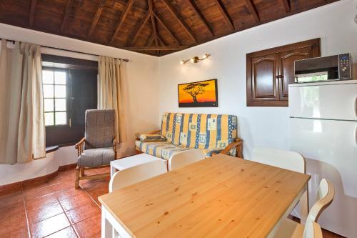 sala de estar con sofá y mesa en Casitas Rurales Huerto Conejo, en Tazacorte