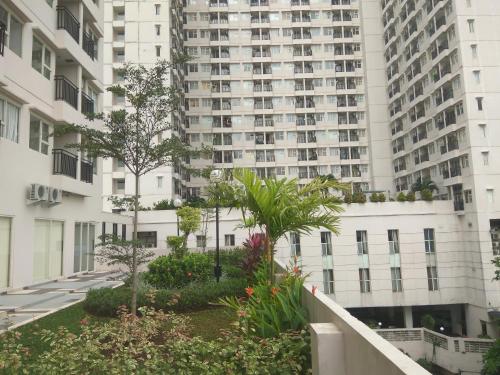 uma vista para um grande edifício de apartamentos com plantas em DSR Apartment Margonda Residence 5 em Depok