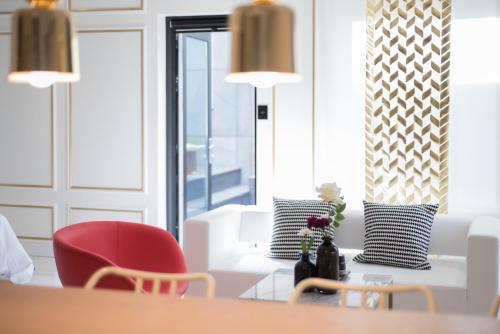a living room with a white couch and a table at Boutique Hotel XYM Pyeongtaek in Pyeongtaek