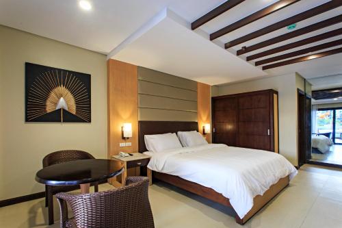 Кровать или кровати в номере Cebu Westown Lagoon - South Wing
