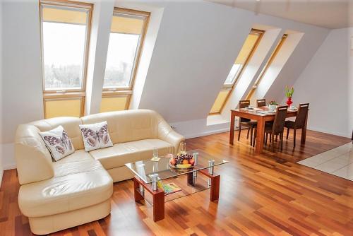 salon z kanapą i stołem w obiekcie 3-Pokojowy Apartament Villa Park - Top Location w Olsztynie