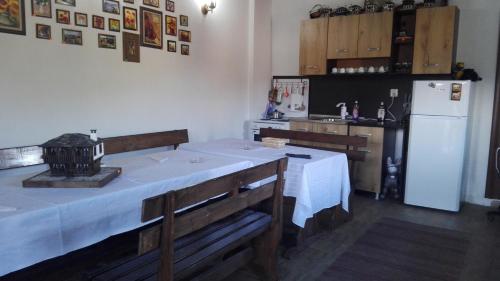 Η κουζίνα ή μικρή κουζίνα στο Semana Guesthouse