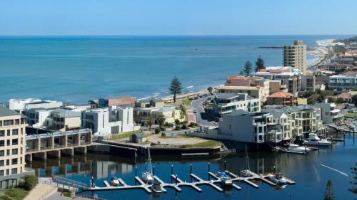 Adelaide的住宿－大西洋塔汽車旅館，港口内船只的城市空中景观