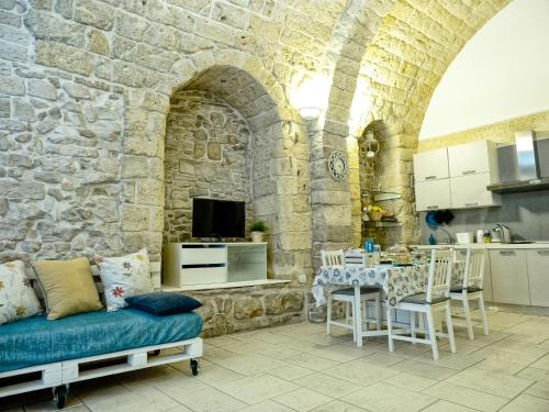 トラーニにあるDonna Isabellaのキッチン、石壁のリビングルーム