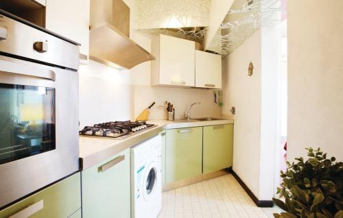 een keuken met een fornuis en een wasmachine bij Santa Ola in Levanto