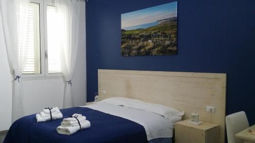 オートラントにあるMonte Sant' Angeloの青いベッドルーム(タオル付きのベッド付)