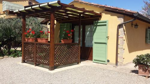 a pergola with potted flowers on a house at Casa la Quiete in Torgiano