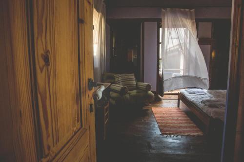 a room with a bedroom with a bed and a window at Karnayo in Meyisti