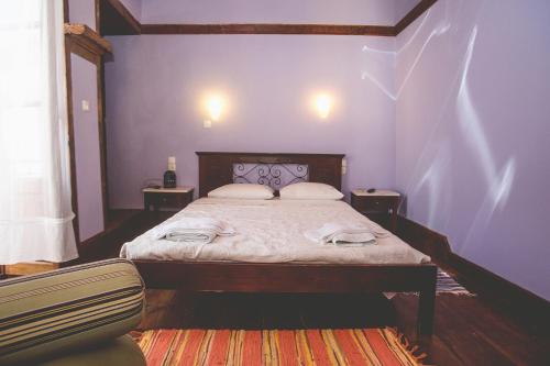 a bedroom with a bed with two towels on it at Karnayo in Meyisti
