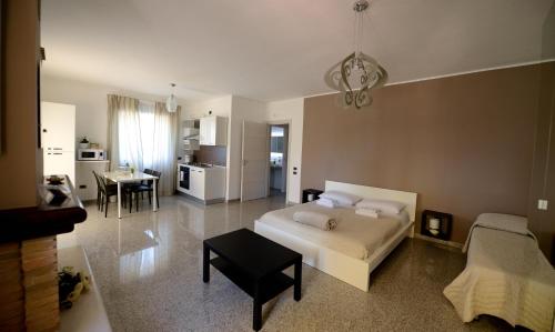 Cet appartement comprend une chambre avec un lit et un salon avec une table. dans l'établissement Eden Sassi Matera, à Matera