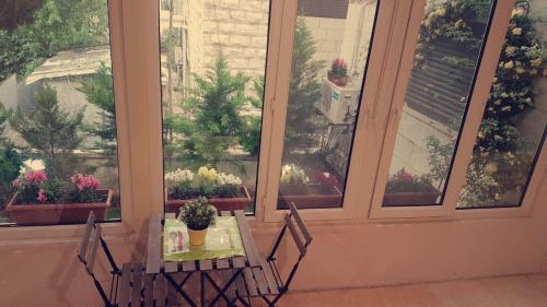 Balkoni atau teres di Two Bedroom Shmeisani Apartment