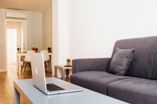 A seating area at Botànic Apartaments