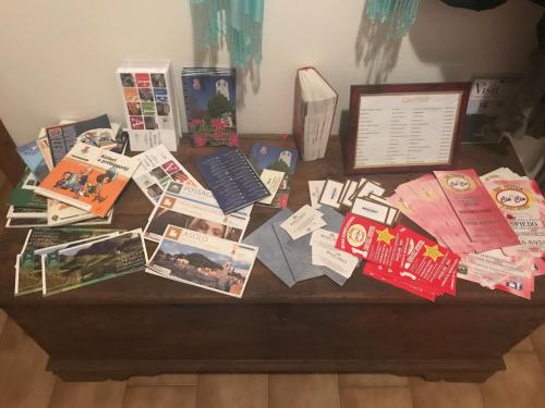 a table with a bunch of cards and books on it at B&B Relax in Miane