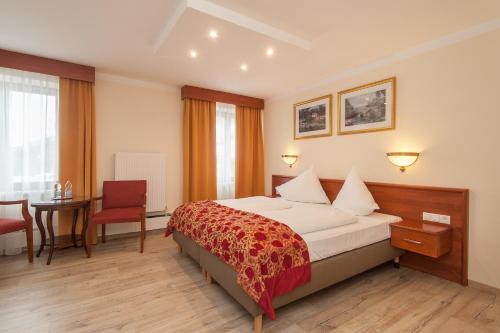 Habitación de hotel con cama y mesa en Hotel Beretta, en Achenkirch