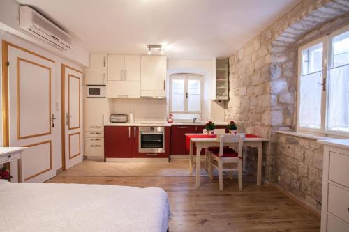 Kuchyň nebo kuchyňský kout v ubytování Apartment & Room Ursa