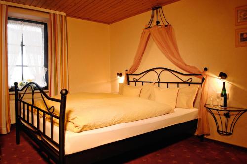 Łóżko lub łóżka w pokoju w obiekcie Alte Weinschänke