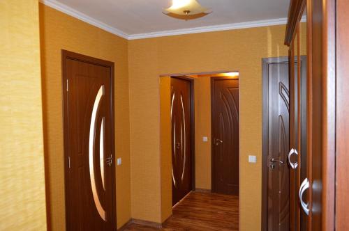 un couloir avec trois portes dans une chambre dans l'établissement Central Park Apartment on Pushkin 33, à Chişinău