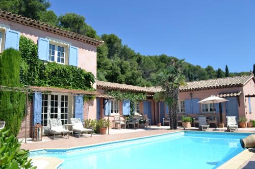una villa con piscina e un resort di Le Mas des Cigales a Tourrettes-sur-Loup