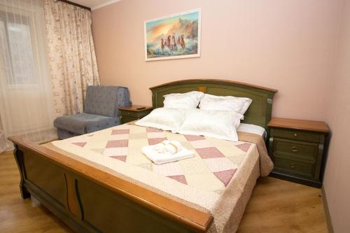 モスクワにあるApartment on Kastanaevskayaのベッドルーム1室(ドレッサー付きベッド1台、椅子付)