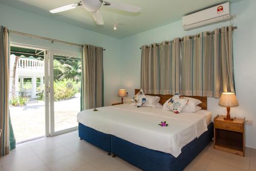 A bed or beds in a room at Ocean Villa
