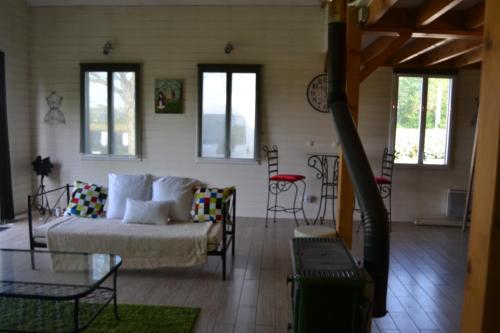 un salon avec un canapé et une table dans l'établissement The peaceful countryside corner, à Mazé