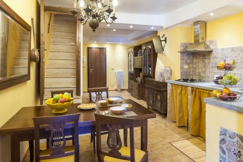 een keuken met een tafel en stoelen en een eetkamer bij Locazioni Turistiche - Tourist Accomodations - via Schizzaloca 20 - già Residenze Villa Lante in Viterbo
