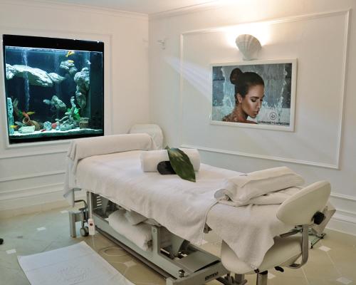 a hospital room with a bed and an aquarium at Hotel Quisisana in Capri