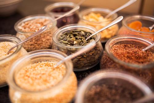 un montón de frascos de vidrio llenos de diferentes tipos de comida en Hotel Villa Marburg im Park, en Heigenbrücken