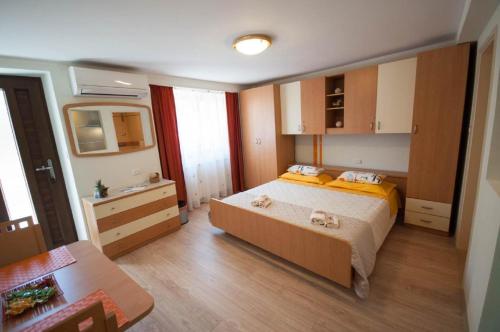 ein Schlafzimmer mit einem Bett und einem Tisch darin in der Unterkunft Dario Apartment by the sea in Novigrad Istria