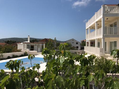 Villa Bachelor Apartments