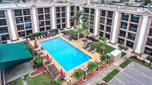 Πισίνα στο ή κοντά στο Ramada by Wyndham Metairie New Orleans Airport