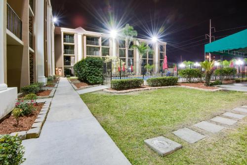 Κήπος έξω από το Ramada by Wyndham Metairie New Orleans Airport