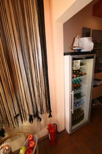 Un refrigerador lleno de mucha comida y bebidas. en Hotel-Hostel Mignon Mamaia -private rooms with free parking, en Mamaia