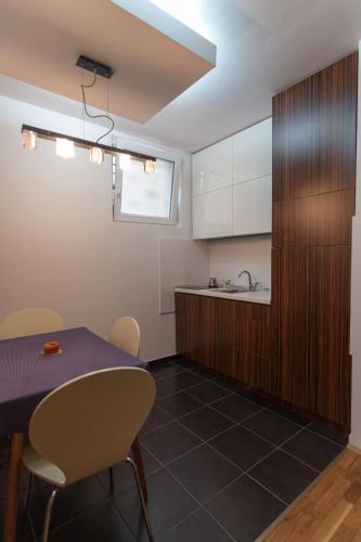 una cucina e una sala da pranzo con tavolo e sedie di Apartment Matoseva a Belgrado