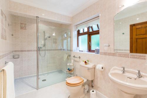 Ett badrum på Ael y Bryn Luxury B&B, North Pembrokeshire