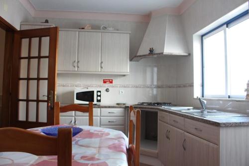 Virtuvė arba virtuvėlė apgyvendinimo įstaigoje OCEANUS ROOM With private kitchen and bathroom 600m from the beach