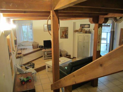 un salon avec un canapé et une table dans l'établissement La Grange, à Durban-Corbières