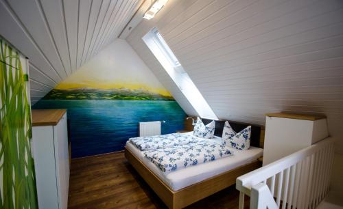 Tempat tidur dalam kamar di Birkhofer See genießen - Aparthotel am Bodensee