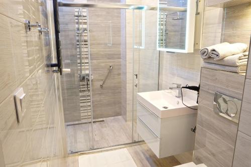 維斯瓦的住宿－Apartament Kłos，带淋浴和盥洗盆的浴室