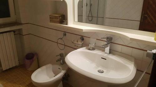 a bathroom with a sink and a toilet and a mirror at Residenza Villa Spagnola in Parghelia