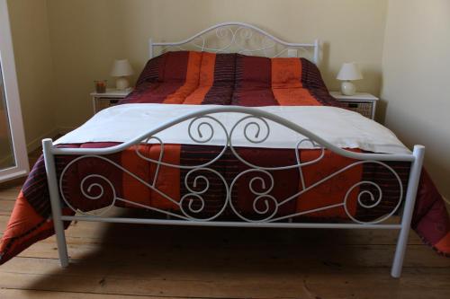 Un pat sau paturi într-o cameră la maison de bourg